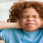 13 سبباً مباشراً وراء عدم سماع الأطفال للكلام